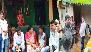 ଅତଡା ପଡି ମୃତ ପରିବାର ବର୍ଗଙ୍କୁ ଭେଟିଲେ ବିଧାୟିକା ଓ ସ୍ୱୋଚ୍ଛାସେବୀ ସଂଗଠନର ଯୁବକ