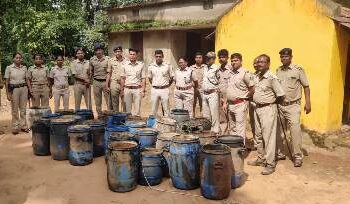 ବୈପାରିଗୁଡା ଅବକାରୀ ଥାନା ପକ୍ଷରୁ ବିଭିନ୍ନ ସ୍ଥାନରେ ଚଢାଉ କରି ପ୍ରଚୁର ପରିମାଣର ମଦ ଜବତ : କେମିତି ଚଢାଉ ସମୟରେ ସବୁ ବେଳେ ଖାସି ଯାଉଛନ୍ତି ମଦ ବେପାରୀ