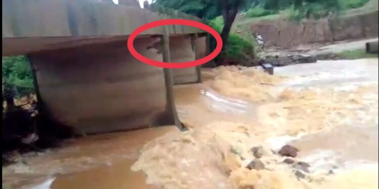 ଭୁଶୁଡ଼ି ପଡ଼ିବ କି ବୋଦାପୁଟ ରାସ୍ତାର ପୂରାତନ ପୋଲ …? ଖଣ୍ଡଖଣ୍ଡ ହୋଇ ପଡୁଛି ସିମେଣ୍ଟ ଖଣ୍ଡ