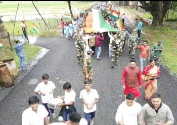 ସ୍ୱାଧୀନତାର ୭୫ ବର୍ଷ ପୂର୍ତି ଅବସରରେ ବିଜେପି ଓ ବିଏସ୍‌ଏଫ୍ ଯବାନଙ୍କ ପକ୍ଷରୁ ୧୦୦ ଫୁଟ ଲମ୍ବର ତ୍ରିରଙ୍ଗା ଶୋଭାଯାତ୍ରା