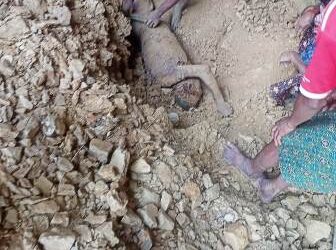 ଜଙ୍ଗଲି ସାମଗ୍ରୀ ଆଣିବା ସାଜିଲା କାଳ : ମାଟି ଅତଡା ଖସି ଚାଲିଗଲା ୨ ଜଣଙ୍କ ଜୀବନ