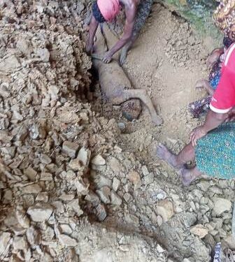 ଜଙ୍ଗଲି ସାମଗ୍ରୀ ଆଣିବା ସାଜିଲା କାଳ : ମାଟି ଅତଡା ଖସି ଚାଲିଗଲା ୨ ଜଣଙ୍କ ଜୀବନ