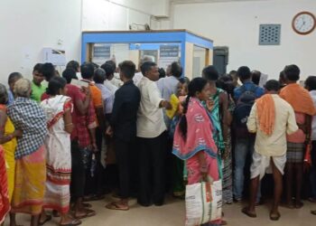 ଓଆଇବି ବ୍ଯାଙ୍କ କ୍ଯାସିୟର ଗିରଫ ପରେ ବ୍ଯାଙ୍କରେ ଜମାକାରୀ ଙ୍କ ଗ୍ରହଳି