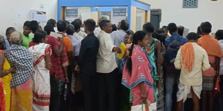 ଓଆଇବି ବ୍ଯାଙ୍କ କ୍ଯାସିୟର ଗିରଫ ପରେ ବ୍ଯାଙ୍କରେ ଜମାକାରୀ ଙ୍କ ଗ୍ରହଳି