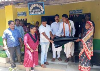 ବର୍ଷା ବିତ୍ପାତ ରେ ଘରଛପର କ୍ଷତିଗ୍ରସ୍ତ ମାନଙ୍କୁ ପଲିଥିନ ବାଣ୍ଟିଲେ ବିଧାୟକ