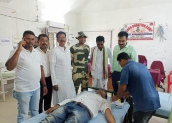 ବର୍ଷା ବିତ୍ପାତ ରେ ଘରଛପର କ୍ଷତିଗ୍ରସ୍ତ ମାନଙ୍କୁ ପଲିଥିନ ବାଣ୍ଟିଲେ ବିଧାୟକ