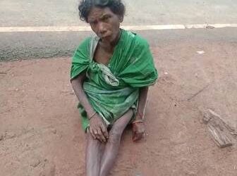 ଅସହାୟ ବୃଦ୍ଧା ଏଣେତେଣେ ଘୂରି ବୁଲୁଥିବା ବେଳେ ଗ୍ରାମବାସୀ କଲେ ଉଦ୍ଧାର