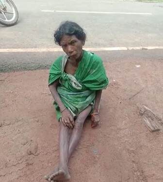 ଅସହାୟ ବୃଦ୍ଧା ଏଣେତେଣେ ଘୂରି ବୁଲୁଥିବା ବେଳେ ଗ୍ରାମବାସୀ କଲେ ଉଦ୍ଧାର
