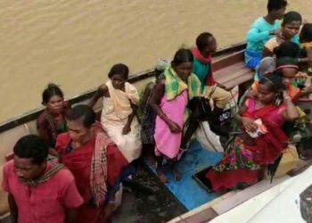 ଇନ୍ଦ୍ରାବତିରେ ଫସିଲା ଡଙ୍ଗା, ଦେବଦୂତ ସାଜି ଉଦ୍ଧାର କଲେ ୧୦୮ ବୋଟ ଆମ୍ବୁଲାନ୍ସ କର୍ମଚାରୀ