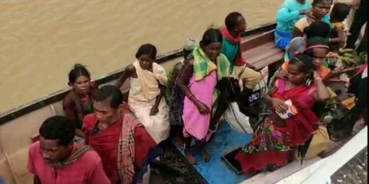 ଇନ୍ଦ୍ରାବତିରେ ଫସିଲା ଡଙ୍ଗା, ଦେବଦୂତ ସାଜି ଉଦ୍ଧାର କଲେ ୧୦୮ ବୋଟ ଆମ୍ବୁଲାନ୍ସ କର୍ମଚାରୀ