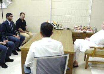 Chief minister Sri Naveen patnaik felicitated mallu brothers Deevyansu & Diptyansu for their outstanding success in jee Advanced.