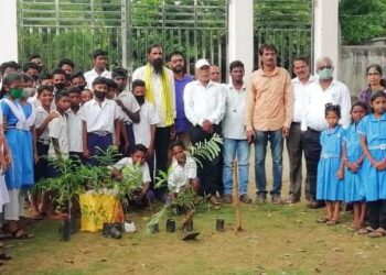 ସତ୍ୟ ନାରାୟଣ ବିଦ୍ୟାଳୟ ପରିସରରେ ପ୍ରକୃତି ବନ୍ଧୁ ନବକିଶୋର ପଣ୍ଡାଙ୍କ ଦ୍ଵାରା ଚାରାରୋପଣ