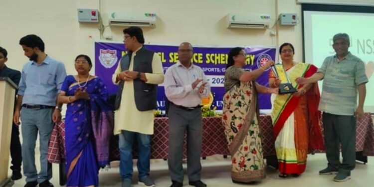 ଏନଏସଏସ ଦିବସ ଅବସରରେ ବ୍ରହ୍ମପୁର ବିଶ୍ଵବିଦ୍ୟାଳୟ ଠାରେ ପାରଳାଖେମୁଣ୍ଡିର ଦୁଇ ଜଣ ସ୍ବେଚ୍ଛାସେବୀ ଭାବେ ସମ୍ମାନିତ