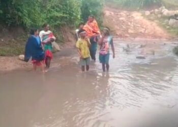ଗଜପତିରେଆଉଏକ ଜନନିଯନ୍ତ୍ରଣା : ଦୁର୍ଗମ ୩ କିମି ଘାଟି ରାସ୍ତାରେ ଭାର କରି ବୁହା ହେଲେ ଗର୍ଭବତୀ ମହିଳା ରାସ୍ତା ସାଜିଛି ମରଣଯନ୍ତା