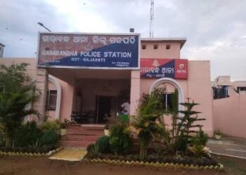 ଗଜପତି ଜିଲ୍ଲା ଗାରାବନ୍ଧ ପୋଲିସ ଥାନା ଅଞ୍ଚଳରେ ଏକ ଗଞ୍ଜେଇ ଚୋରାଚାଲାଣ ରାକେଟ କୁ ଧରିବାକୁ ଆସିଥିବା କର୍ଣ୍ଣାଟକ ପୋଲିସ ଉପରେ ଆକ୍ରମଣ