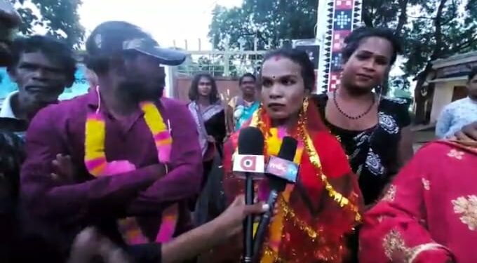 କିନ୍ନରଙ୍କୁ ବାହାହେଲା ଗୋଟିଏ ପୁଅର ବାପା