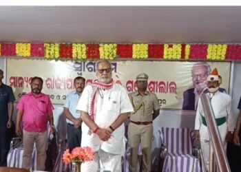 ରାଜ୍ୟପାଳଙ୍କୁ ଦେଖିବାକୁ ବୈପାରିଗୁଡା ଠାରେ ଭିଡ : ପ୍ରଥମଥର ପାଇଁ ବୈପାରିଗୁଡା ଦେଇ କୁନ୍ଦୁରା ଗ୍ରସ୍ତ