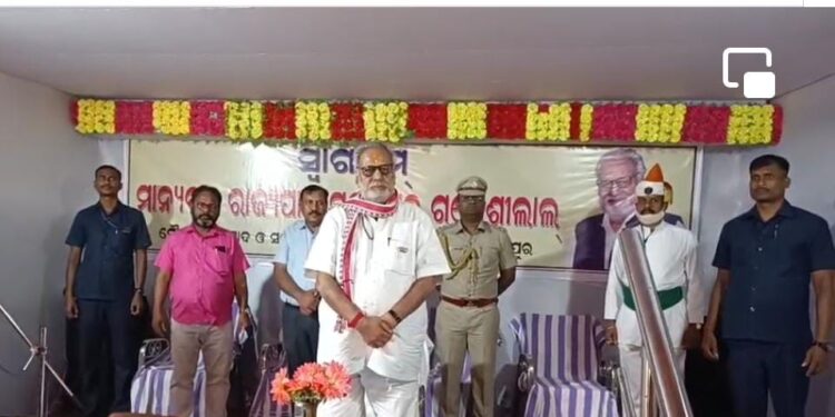 ରାଜ୍ୟପାଳଙ୍କୁ ଦେଖିବାକୁ ବୈପାରିଗୁଡା ଠାରେ ଭିଡ : ପ୍ରଥମଥର ପାଇଁ ବୈପାରିଗୁଡା ଦେଇ କୁନ୍ଦୁରା ଗ୍ରସ୍ତ