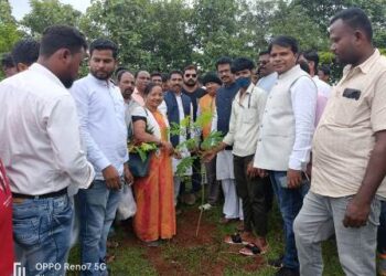 ବିଜେଡି ଜିଲ୍ଲା ସଭାପତି ଓ ବିଧାୟକ ଲଗାଇଲେ ଗଛ : ବୃକ୍ଷ ରୋପଣ ପାଇଁ ଶପଥ ନେଲେ ଛାତ୍ରଛାତ୍ରୀ