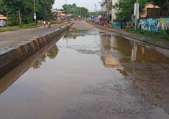 ଗଜପତିରେ ଲଗାଣ ବର୍ଷା ଯୋଗୁଁ ପାରଳାଖେମୁଣ୍ଡି ସହରର ବିଭିନ୍ନ ସ୍ଥାନରେ ବର୍ଷା ପାଣି ଜମି ରହିଥିବାରୁ ଯାତାୟାତ ବାଧାପ୍ରାପ୍ତ