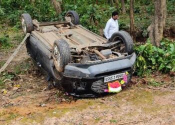 ବାଇକ ଚାଳକଙ୍କୁ ରକ୍ଷା କରିବାକୁ ଯାଇ କାର ହେଲା ଦୁର୍ଘଟଣାର ଶିକାର