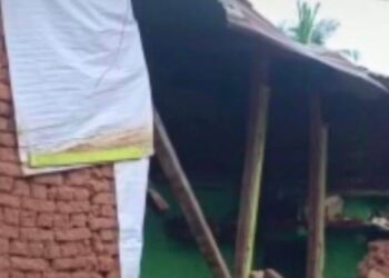 ଗଜପତିଜିଲ୍ଲାରେ ରେ ଲଗାଣ ବର୍ଷା : ନୂଆଗଡ ବ୍ଲକର ବଡପଦା ଗ୍ରାମରେ ଭୁଶୁଡିଲା ଘର, ଅଳ୍ପକେ ବର୍ତ୍ତିଲା ଗୋଟିଏ ପରିବାରର ୪ଜଣଙ୍କ ଜୀବନ