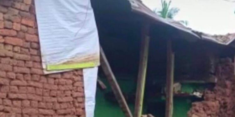 ଗଜପତିଜିଲ୍ଲାରେ ରେ ଲଗାଣ ବର୍ଷା : ନୂଆଗଡ ବ୍ଲକର ବଡପଦା ଗ୍ରାମରେ ଭୁଶୁଡିଲା ଘର, ଅଳ୍ପକେ ବର୍ତ୍ତିଲା ଗୋଟିଏ ପରିବାରର ୪ଜଣଙ୍କ ଜୀବନ