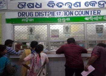 ପାରଳାଖେମୁଣ୍ଡି ମୁଖ୍ୟଚିକିତ୍ସାଳୟ ପରିସରରେ ରେ ଥିବା ନିରାମୟ ଔଷଧ ବିତରଣ କେନ୍ଦ୍ର ଠାରେ ରୋଗୀଙ୍କୁ ମିଳୁନି ଔଷଧ ବାହାରୁ ଔଷଧ କିଣୁଛନ୍ତି ରୋଗୀ
