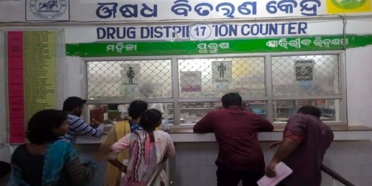 ପାରଳାଖେମୁଣ୍ଡି ମୁଖ୍ୟଚିକିତ୍ସାଳୟ ପରିସରରେ ରେ ଥିବା ନିରାମୟ ଔଷଧ ବିତରଣ କେନ୍ଦ୍ର ଠାରେ ରୋଗୀଙ୍କୁ ମିଳୁନି ଔଷଧ ବାହାରୁ ଔଷଧ କିଣୁଛନ୍ତି ରୋଗୀ