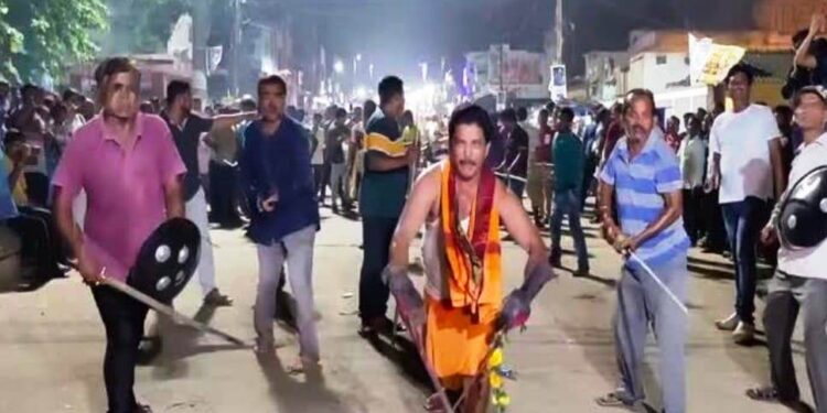 ପାରଳାଖେମୁଣ୍ଡି ସ୍ଥିତ ପାଇକ ଆଖଡ଼ା ଗୁଡିକରେ ଅସ୍ତ୍ରଶସ୍ତ୍ର ପୂଜନ, ପାରମ୍ପରିକ ରଣକୌଶଳ ପ୍ରଦର୍ଶନ