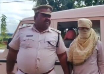ନ୍ୟୁଡ କଲ ପରେ ବ୍ଲାକମେଲର ଶିକାର ହେଲେ ଗଜପତି ଜିଲ୍ଲା ଗୁମ୍ମା ବ୍ଲକର ଯନ୍ତ୍ରୀ, ୬ ଲକ୍ଷ ଦେବା ପରେ ଥାନାରେ କଲେ ଅଭିଯୋଗ ଜଣେ ଗିରଫ