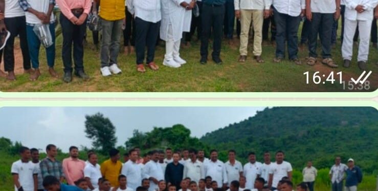 ପାରଳାଖେମୁଣ୍ଡି  ସ୍ଥିତ ବେତାଗୁଡ଼ା ପୋଲିସ ପଡିଆରେ ଅଗ୍ନିପଥ ପାଇଁ ଟ୍ରେନିଂ ପାଉଥିବା ଯୁବକମାନଙ୍କୁ ହାଇଟେକ୍ ଗ୍ରୁପ ପକ୍ଷରୁ ଟିସାର୍ଟ ବୁଟ ବଣ୍ଟନ