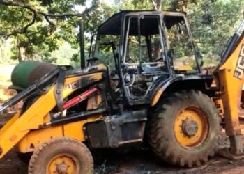 ପୁଣି ମାତିଲେ ମାଓବାଦୀ : ଠିକାଦାରଙ୍କ କ୍ୟାମ୍ପରେ ଥିବା ବିଭିନ୍ନ ଗାଡି ପୋଡ଼ିଲେ