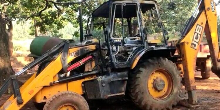 ପୁଣି ମାତିଲେ ମାଓବାଦୀ : ଠିକାଦାରଙ୍କ କ୍ୟାମ୍ପରେ ଥିବା ବିଭିନ୍ନ ଗାଡି ପୋଡ଼ିଲେ