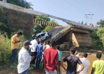 ପୋଲ ଭୁଶୁଡ଼ିଲା,୨ ଟି କାର ପୋଲ ତଳେ,୭ ଉଦ୍ଧାର