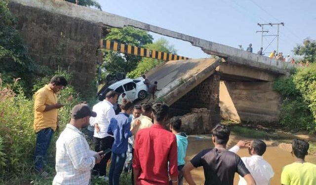 ପୋଲ ଭୁଶୁଡ଼ିଲା,୨ ଟି କାର ପୋଲ ତଳେ,୭ ଉଦ୍ଧାର