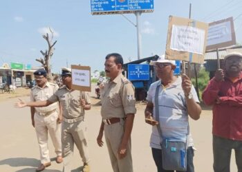 ହେଲମେଟ ପରିଧାନକୁ ବାଧ୍ୟତାମୂଳକ କରିବା ପାଇଁ ପୋଲିସର ସଚେତନତା