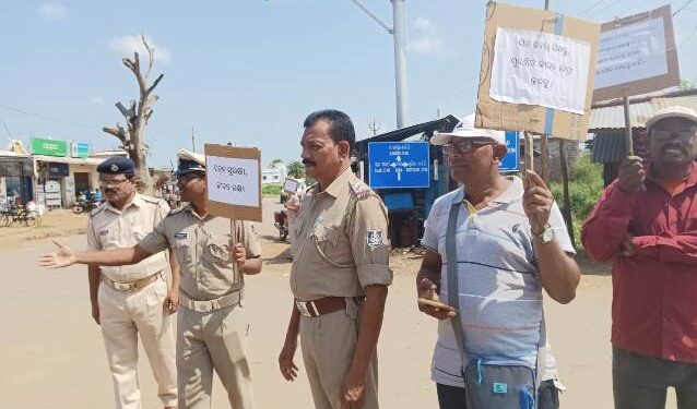 ହେଲମେଟ ପରିଧାନକୁ ବାଧ୍ୟତାମୂଳକ କରିବା ପାଇଁ ପୋଲିସର ସଚେତନତା