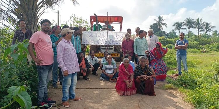 ମୌଳିକ ସୁବିଧାରୁ ବଞ୍ଚିତ ଡୁଗୁଡ଼ିପାରି ଗ୍ରାମବାସୀଙ୍କ ପଞ୍ଚାୟତ କାର୍ଯ୍ୟାଳୟ ଘେରାଉ