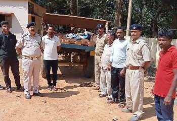 ବନ ବିଭାଗର ଚଢାଉ : ଟ୍ରାକ୍ଟର ସହ ଲକ୍ଷାଧିକ ଟଙ୍କାର ଚୋରା କାଠପଟ୍ଟା ଜବତ – ଜଣେ ଗିରଫ