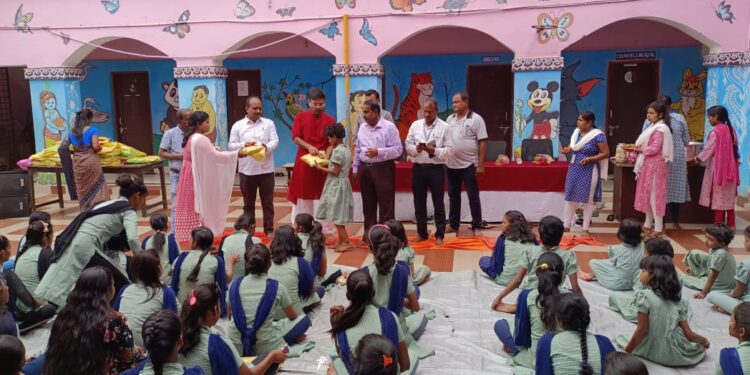 ପୁରୀ : ବାଳାଶ୍ରମର ଅନ୍ତବାସୀ ଙ୍କୁ ପୋଷାକ ଓ ମିଷ୍ଟାନ୍ନ ବଣ୍ଟନ