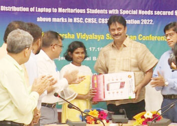 ଦିବ୍ୟାଙ୍ଗ ଛାତ୍ରଛାତ୍ରୀମାନଙ୍କୁ ଉତ୍ସାହିତ କରିବାର ଆବଶ୍ୟକତା ରହିଛି : ଗଣଶିକ୍ଷା ମନ୍ତ୍ରୀ ଶ୍ରୀ ଦାଶ ୧୫ ଜଣ ବିଦ୍ୟାର୍ଥୀଙ୍କୁ ଲ୍ୟାପଟପ୍‌ ବଣ୍ଟନ