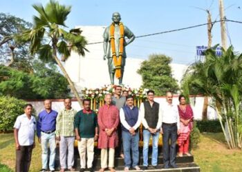 ରାଜ୍ୟସ୍ତରୀୟ ଜୟନ୍ତୀ ପାଳନ ଅବସରରେ ଶହୀଦ ଲକ୍ଷ୍ମଣ ନାଏକଙ୍କ ପ୍ରତିମୂର୍ତ୍ତିରେ ମାଲ୍ୟାର୍ପଣ ପୂର୍ବକ ଶ୍ରଦ୍ଧାଞ୍ଜଳି
