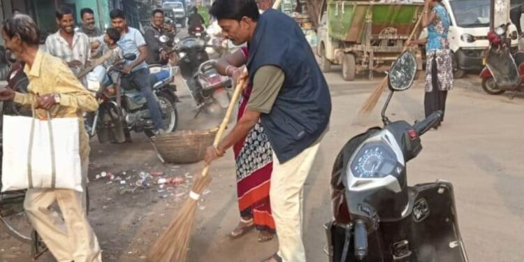 ସ୍ୱଚ୍ଛତାର ବାର୍ତ୍ତା ଦେଲେ ପୌର ପରିଷଦ ଅଧକ୍ଷ ମନୋଜ କୁମାର ବାରିକ