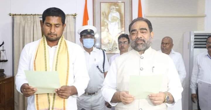 ଶ୍ରୀ ସୂର୍ଯ୍ୟବଂଶୀ ସୂରଜଙ୍କୁ ବିଧାୟକ ଭାବେ ଶପଥ ଗ୍ରହଣ କରାଇଲେ ବାଚସ୍ପତି ଶ୍ରୀ ଆରୁଖ