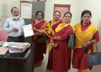 ଖୋର୍ଦ୍ଧା ଜିଲ୍ଲା ବାଣପୁର ବ୍ଲକ କାର୍ଯ୍ୟାଳୟ ସମ୍ମୁଖରେ ଅଙ୍ଗନୱାଡି କର୍ମୀମାନେ : ଆଠ ଦଫା ଦାବି ନେଇ – ଧାରଣାଦେଇ ବସିଥିବା ଦେଖିବାକୁ ମିଳିଛି