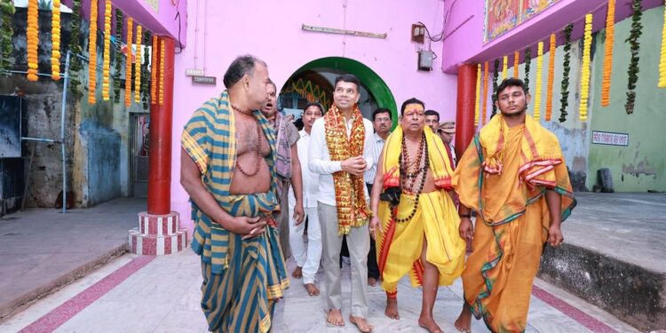 ବାଣପୁର ସ୍ଥିତ ମା’ ଭଗବତୀ ମନ୍ଦିର ପରି ଦର୍ଶନ କରିଛନ୍ତି – ୫ଟି ସଚିବ ଶ୍ରୀଯୁକ୍ତ  ଭି କେ ପାଣ୍ଡିଆନ