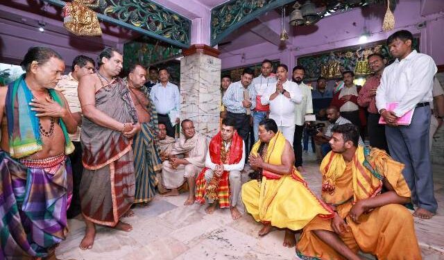 ବାଣପୁର ସ୍ଥିତ ମା’ ଭଗବତୀ ମନ୍ଦିର ପରି ଦର୍ଶନ କରିଛନ୍ତି – ୫ଟି ସଚିବ ଶ୍ରୀଯୁକ୍ତ  ଭି କେ ପାଣ୍ଡିଆନ