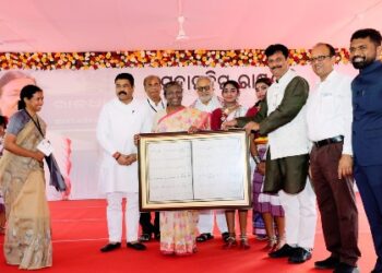 ପଚାଶ ବର୍ଷ ତଳେ ସ୍କୁଲ ପାଠପଢ଼ାର  ସଂସ୍କୃତିକୁ ଉଜ୍ଜୀବିତ କଲେ ମହାମହିମ ରାଷ୍ଟ୍ରପତି ଶ୍ରୀମତୀ ଦ୍ରୌପଦୀ ମୁର୍ମୁ