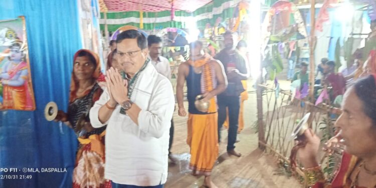 କଇଥ ପଲ୍ଲୀ ଅଷ୍ଟ ପ୍ରହରୀ ଓ ନାମ ଯଜ୍ଞରେ ଯୋଗଦେଲେ – ଦଶପଲ୍ଲା ବିଧାୟକ